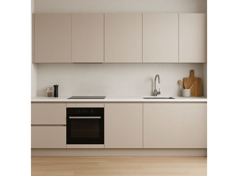 Cucina lineare moderna in tonalità tortora e avorio con ante lisce, piano chiaro e dettagli in legno naturale.